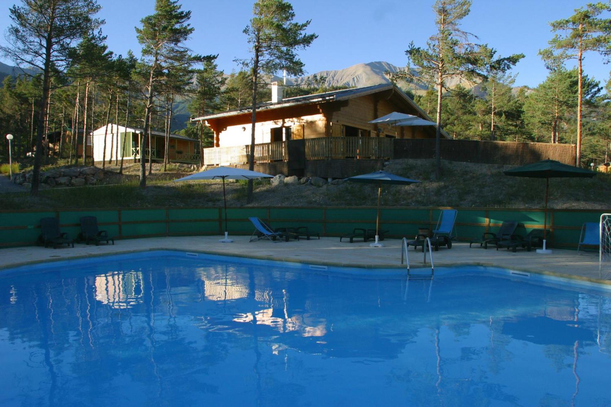 Parc Residentiel De Loisir : Le Loup Blanc Du Riou Hotel Barcelonnette Exterior photo