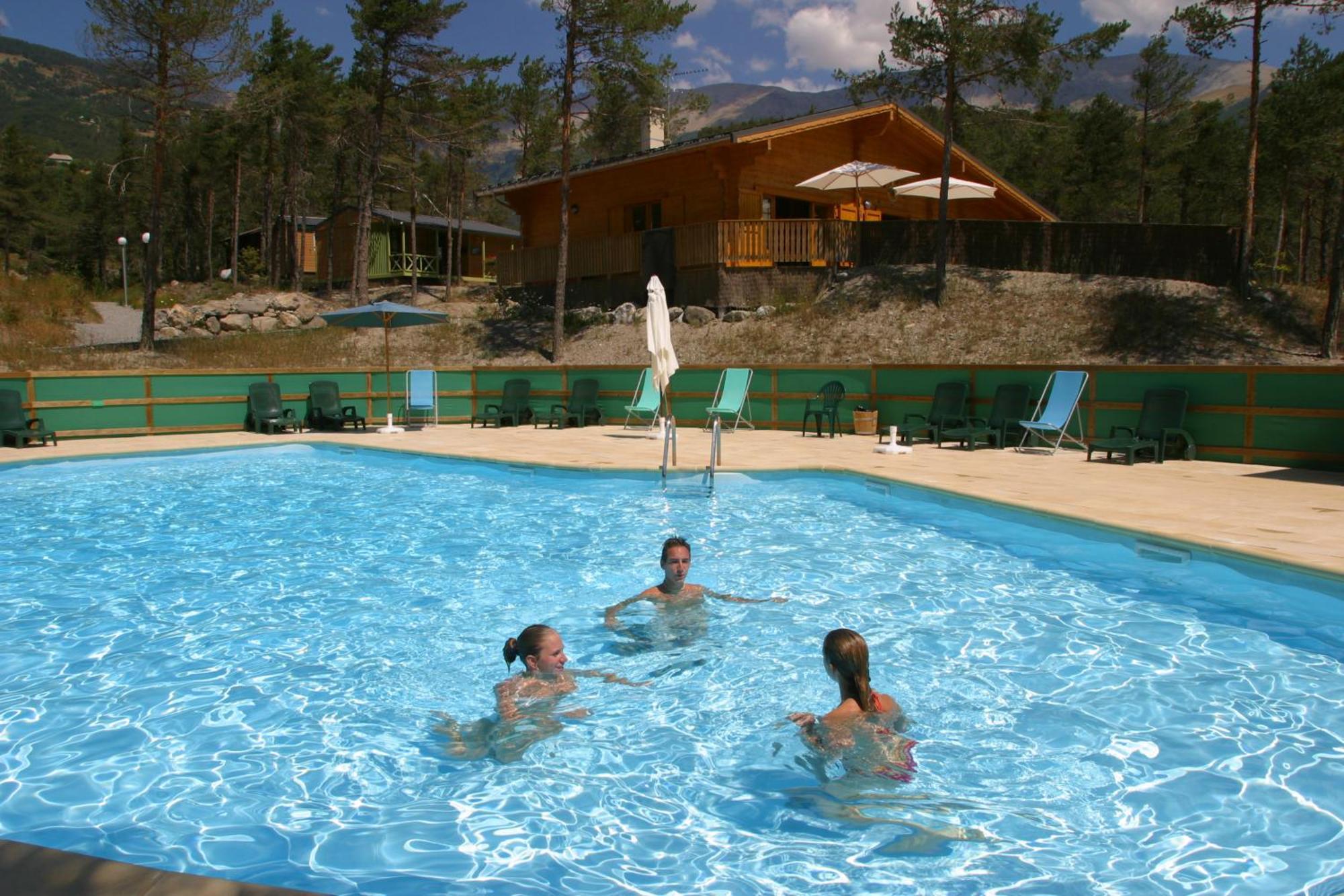 Parc Residentiel De Loisir : Le Loup Blanc Du Riou Hotel Barcelonnette Exterior photo