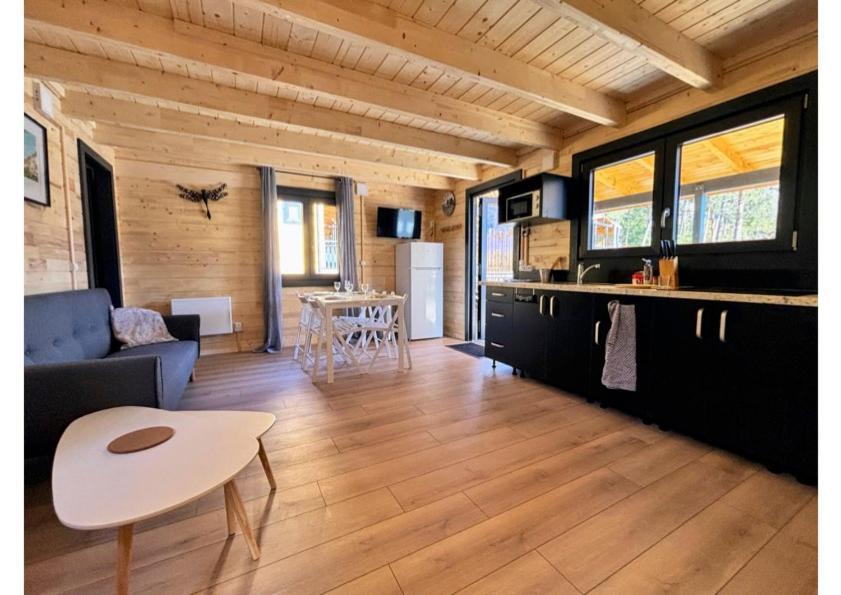 Parc Residentiel De Loisir : Le Loup Blanc Du Riou Hotel Barcelonnette Exterior photo