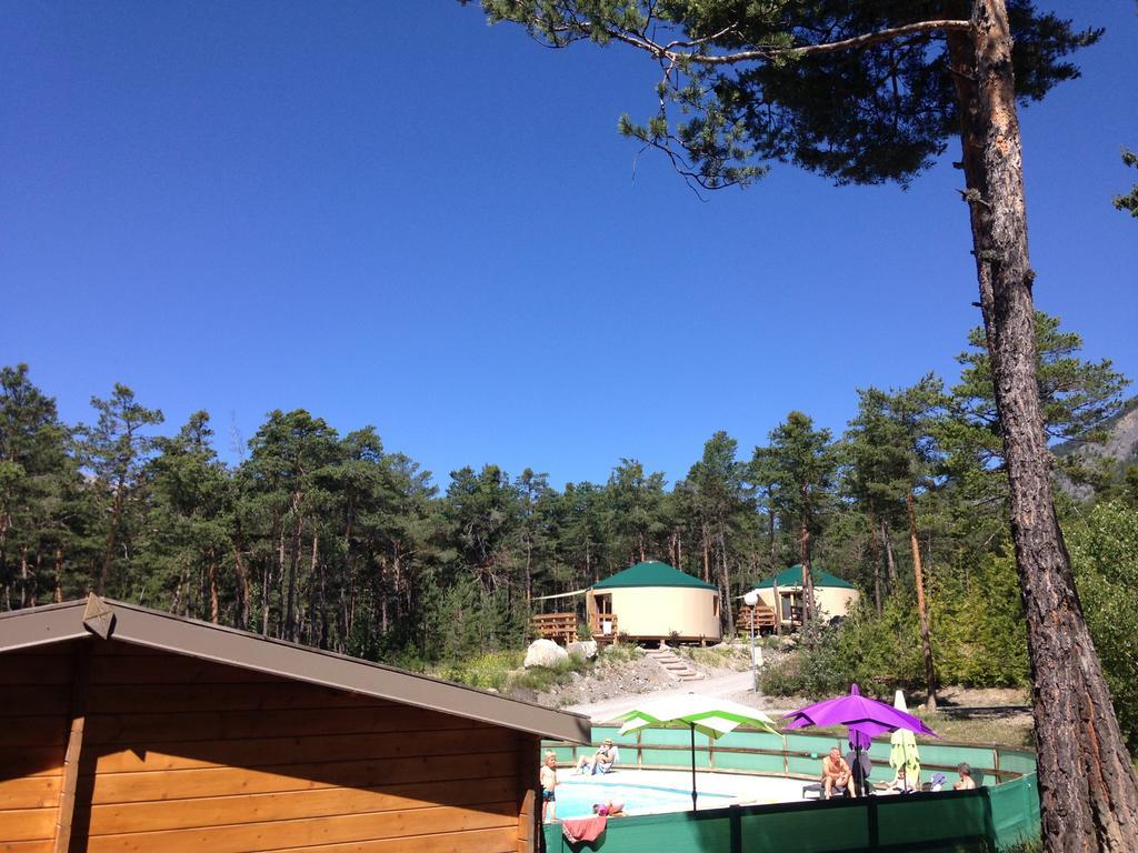 Parc Residentiel De Loisir : Le Loup Blanc Du Riou Hotel Barcelonnette Exterior photo