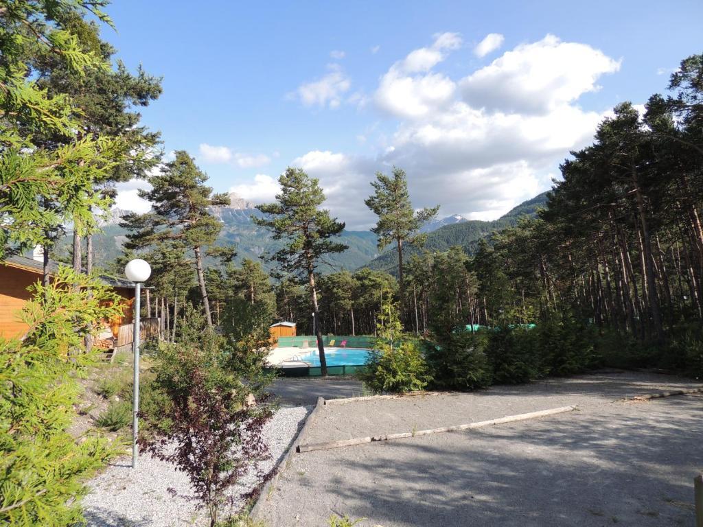 Parc Residentiel De Loisir : Le Loup Blanc Du Riou Hotel Barcelonnette Exterior photo