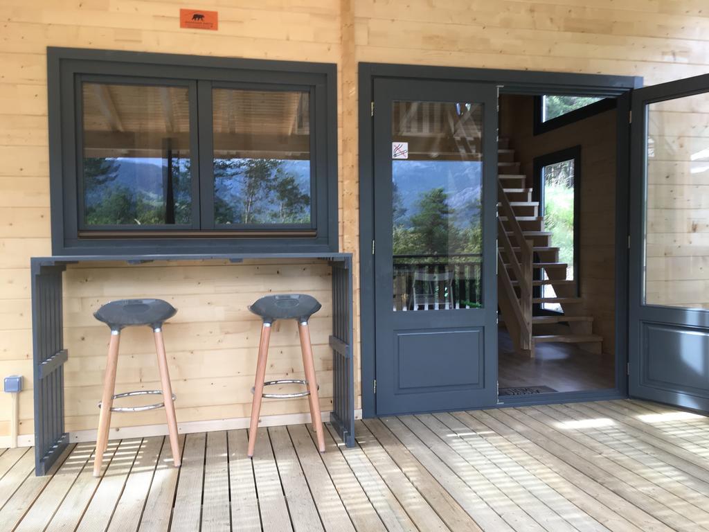 Parc Residentiel De Loisir : Le Loup Blanc Du Riou Hotel Barcelonnette Exterior photo